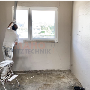 Verputz rund um ein Fenster wird verbessert.