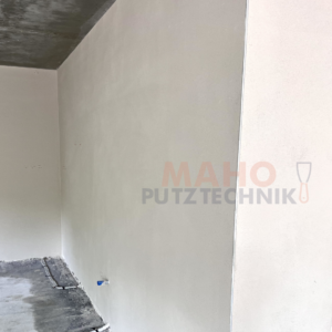 Seitlich verputzte Wand mit Gipsputz