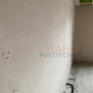 Seitlich verputzte Wand mit Gipsputz in Q2